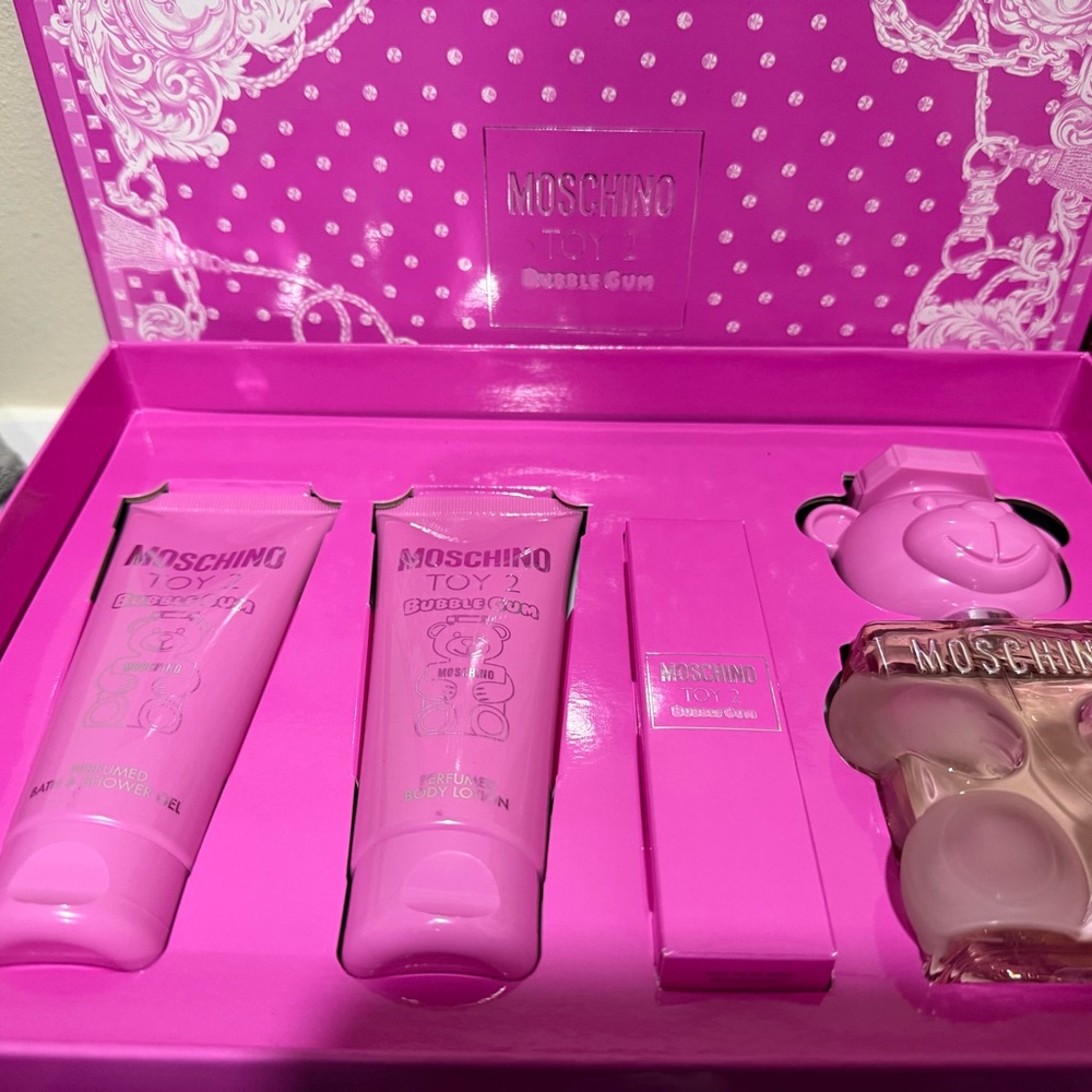 Moschino Toy 2 Bubble Gum Set in Pink